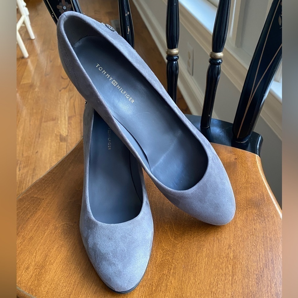 Tommy Hilfiger Genesis Gray Suede Pump Block Heel Round Toe Chunky Style Size 9M